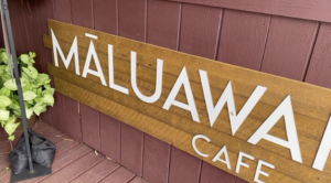 MALUAWAI CAFEの看板