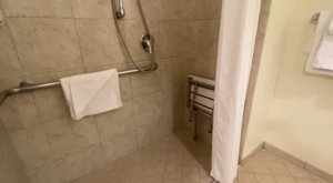 マリオットコオリナの折り畳み式シャワーチェア