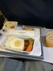 ハワイアン航空機内食ロコモコ