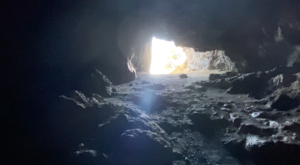 KANEANA洞窟の内部は暗い
